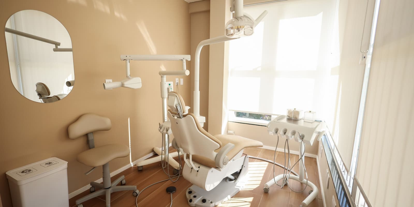 Consultório com cadeira odontológica e luz natural